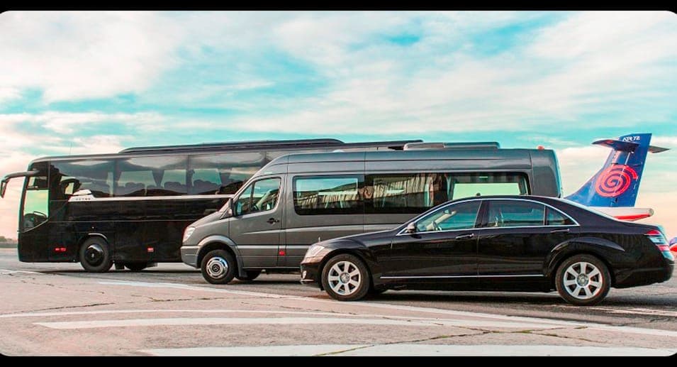 Flotte Road'n'Kool sur le tarmac : berline, van et autocar