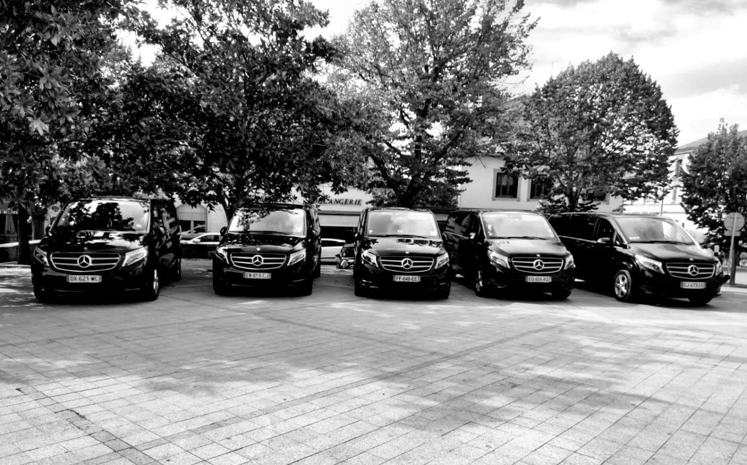 Alignement de Mercedes Classe V noires Road'n'Kool