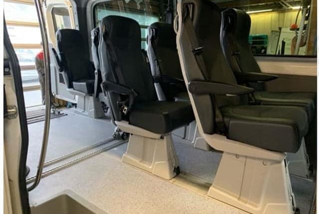 Intérieur spacieux d'un van, sièges confort